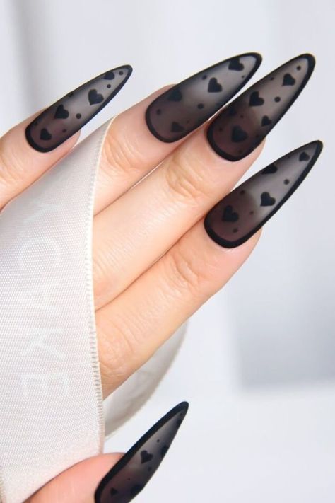 Transparent nails are all over my feed right now, and my sources tell me they’re going to become a huge hit. This hearty black design radiates lovey-dovey vibes you’ll fall for sooner or later.//photocredit:@venalisa_official Transparent Black Nails, Sparkly Black Nails, Classy Black Nails, Black Gold Nails, Gold Chrome Nails, Black Manicure, Elegant Manicure, Mickey Mouse Design, Matte Black Nails