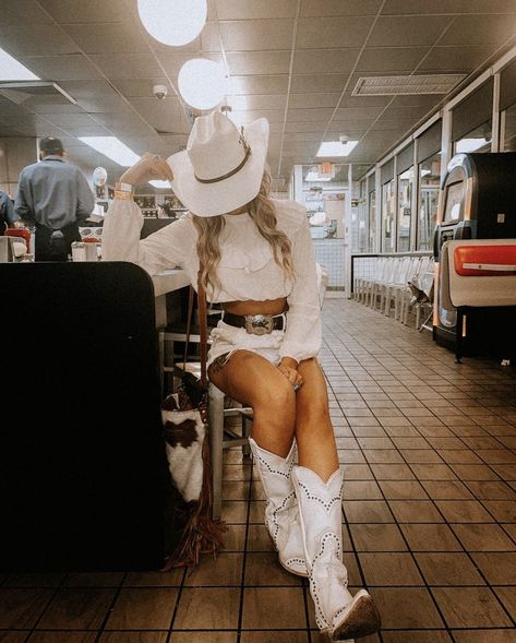 White Boots Western Outfit, All White Cowgirl Outfit, White Cowgirl Boots Outfit Winter, Cowgirl Boots Outfit Winter, White Cowgirl Boots Outfit, Cowboy Boots Outfit Winter, White Cowboy Boots Outfit, Performance Aesthetic, Gig Outfit