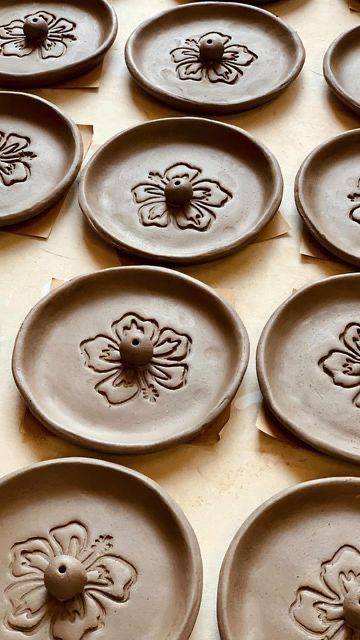 Essence Holder Clay, Handmade Ceramic Incense Holder, Diy Pottery Incense Holder, Easy Slab Pottery, Pottery Insence Holder, Incense Clay Holder, Incense Holder Pottery, Diy Incense Holder Easy, Useful Clay Projects Ideas