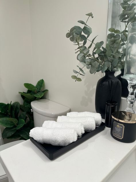 Restroom Aesthetic, Bathroom Hand Towels Display, Bathroom Towel Ideas, Hand Towel Display, Towel Display, Luxurious Apartment, Bathroom Aesthetics, Black And White Bathroom, Hand Towels Bathroom