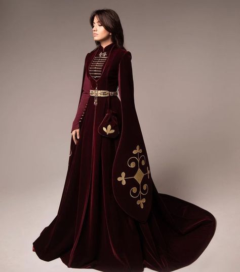 Medieval Royal Dress, Royal Dresses Fantasy, Medieval Dress Queen, Medieval Dress Royal, Queen Dress Royal Medieval, Medieval Queen Dress, Queen Outfits, Medieval Gown, Queen Outfit