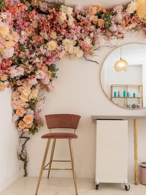 Flower Wall In Bedroom Ideas, Floral Wall Restaurant, Home Floral Installation, Flower Feature Wall, Flower Wall Living Room, Flower Ceiling Bedroom, Floral Wall Arrangements, Salon Flower Wall, Floor Floral Arrangements