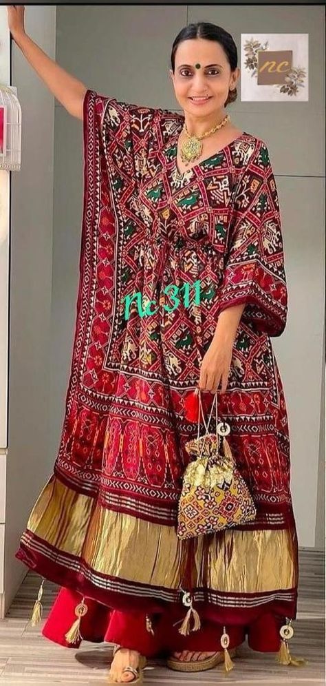 Gajji Silk Kurta, Kaftan Kurti, Kaftan Design, Kaftan Kurta, Indian Kurti Designs, Indian Kurti, Beautiful Casual Dresses, Punjabi Dress, Long Frock