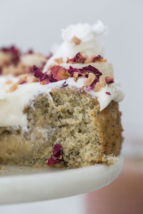 Slice of banana cake on a cake platter. Cake Recipe With Oil, Cakes For Halloween, Banana Cake Recipe Easy, Cream Cheese Frosting Easy, Cake With Whipped Cream, Whipped Cream Cheese Frosting, Toffee Chips, Cake Lemon, Banana Bread Muffins