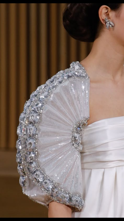 Chanel Spring 2016 Chanel Spring 2016, Chanel 2016, Haute Couture Details, 2016 Couture, Moda Chanel, Mode Chanel, Collection Couture, Chanel Couture, Chanel Haute Couture