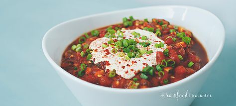 Melissa Raimondi of Raw Food Romance shares her recipe for Raw Vegan Chili, which is sure to appeal to fans of Southwestern-style foods. Ground Turkey Chili Recipe Crockpot, Easy Stovetop Chili Recipe, Chili Seasoning Recipe, Spicy Chili Recipe, Day Meal Plan, Chili Recipe Crockpot, Easy Chili, Chili Recipe Easy, Vegan Chili