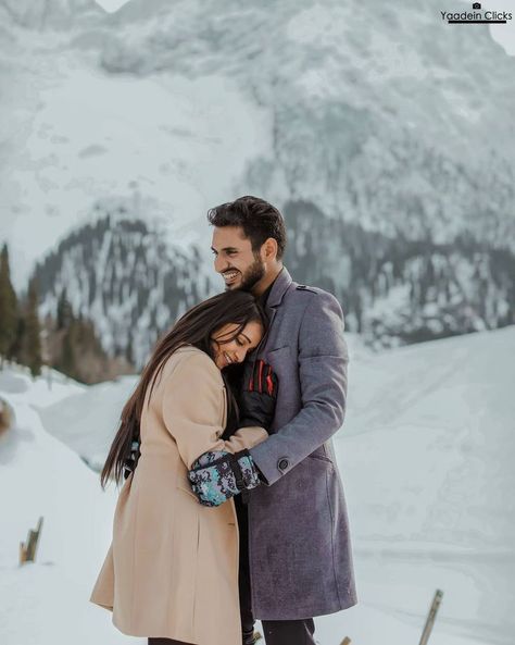 Winter Couple Pictures, Snow Outfits For Women, Couples Candid Photography, Couple Photography Winter, Snow Photoshoot, Travel Pose, Easy Photography Ideas, Pre Wedding Photoshoot Outfit, Snow Photography