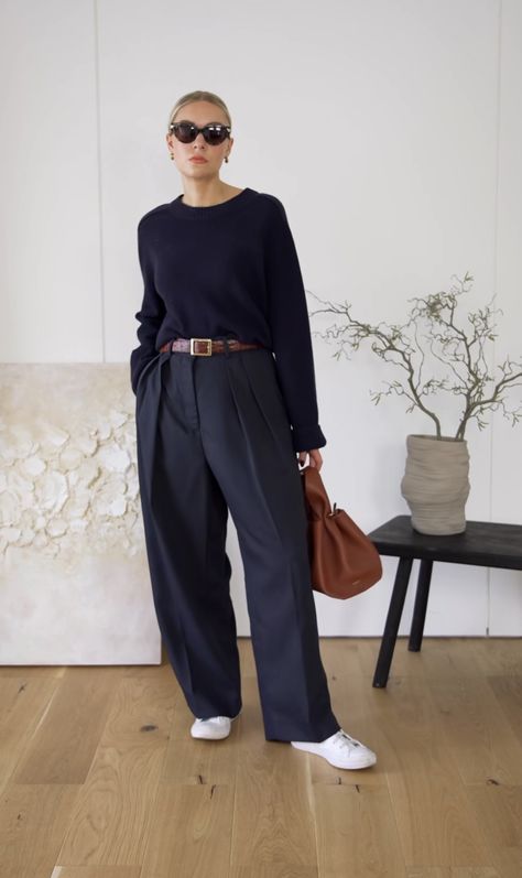 Scotland Clothes, Blue Monochrome Outfit, Cargo Pants Outfit Winter, Wide Pants Outfit, Wide Leg Outfit, Autumn Fashion Work, Cargo Outfit, Wide Leg Pants Outfit, Winter Pants Outfit