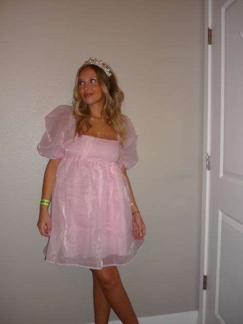 College girl in Glenda the good witch costume from wizard of oz, halloween costume 2022 Witch From Wizard Of Oz, Bad Witch Costume, Dorthy Costume, Good Witch Costume, Dorothy Halloween Costume, The Wizard Of Oz Costumes, Glinda Costume, Witch Costume Diy, Glenda The Good Witch