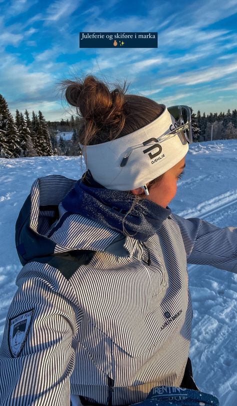 Snow Vest Outfit, Snow Goggles Aesthetic, Cross Country Ski Outfit, Winter Skiing Outfit, Winter Sport Aesthetic, Winter Outfits Skiing, Cold Weather Gym Outfit, Winter Sport Outfits, Ski Fits Aesthetic