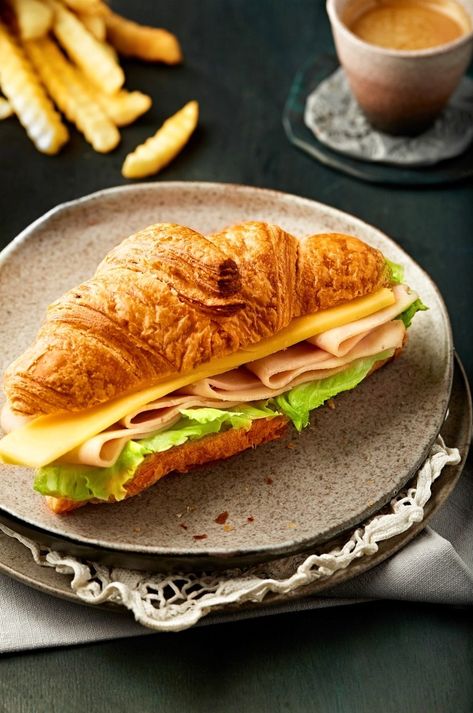 Turkey And Cheese Croissant, Croissant Sandwich Photography, Croissant Sandwich Recipes, Savoury Croissant, Croissant Sandwich Ideas, Turkey Croissant, Croissant Aesthetic, Sandwhich Recipes, Croissant Sandwich