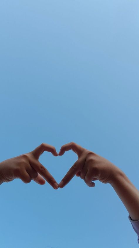 Love Heart Hands Aesthetic, Aesthetic Couples Making A Heart, Hands Making A Heart Aesthetic, Couples Heart Hands, Make Heart With Hands Couple, Hands Poses Photography, Making Hearts With Hands Couple, Couple Hand Heart Pic, Making Heart With Hands Couple Aesthetic