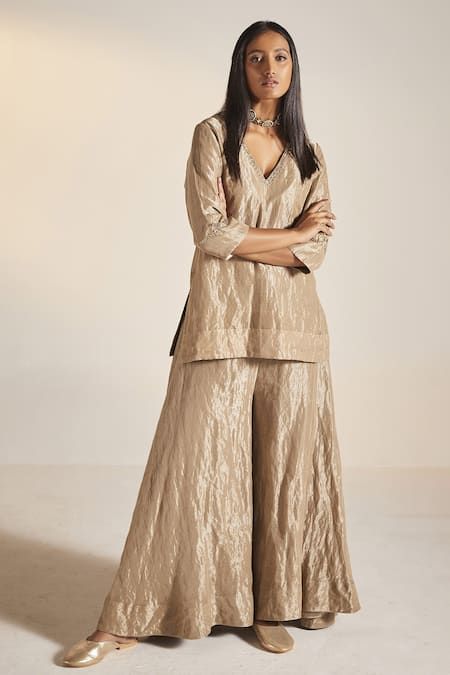 Buy Grey Handloom Tissue Embroidery V Neck Anu Kurta And Sharara Set For Women by Shorshe Clothing Online at Aza Fashions. Tissue Outfit Indian, Suit From Saree Ideas, Kurta And Sharara Set, Kurta And Sharara, Indian Dresses Traditional, Traditional Indian Outfits, Kurti Designs Party Wear, Designer Party Wear Dresses, Designer Dresses Casual