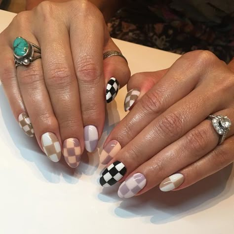 Checkered Chrome Nails, Checkers Nails Design, Fun Trendy Nails, Pastel Checkered Nails, Chrome Checkered Nails, Nail Ideas Fall 2024, Checkered Print Nails, Checkered Nail Ideas, Retro Nail Art Vintage