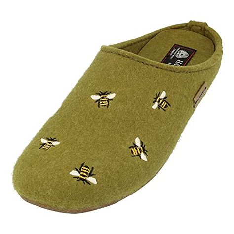 Cute Slippers Women, Slippers Aesthetic, House Slippers Womens, Cool Slippers, Cozy Shoes, Ballerina Shoes Flats, Slippers Women, Slouched Boots, Slippers Cozy