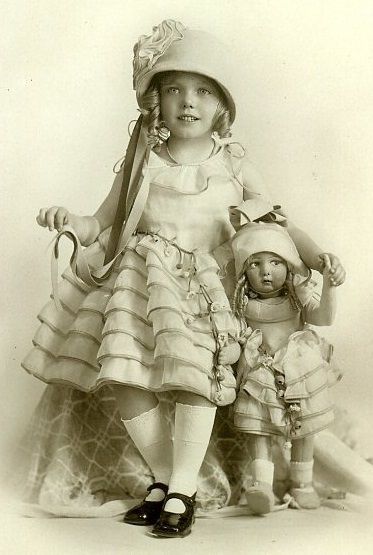 Vintage Foto, Vintage Children Photos, Portrait Vintage, Victorian Photos, Antique Pictures, Images Vintage, Vintage Kids, Old Dolls, Photo Vintage