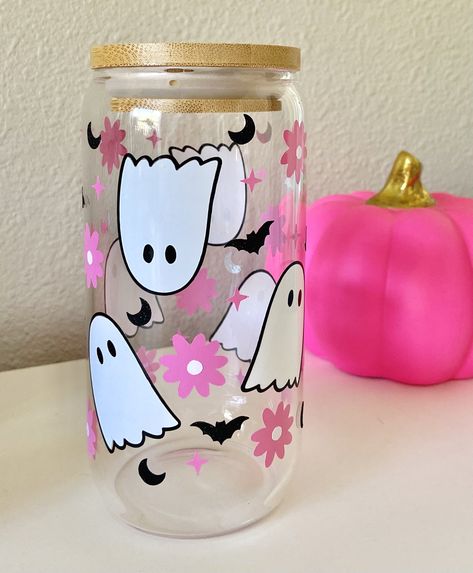 cute Halloween ghosts 16 oz Libbey glass with bamboo lid and straw! 👻 GLASS CUP DETAILS: -16 oz -BPA free -3" W x 5.75"H -Comes with bamboo lid and glass straw -Option of straight straw or curved straw  -Designs are made with permanent vinyl  CUP CARE INSTRUCTIONS: - Gently hand wash only - Avoid hard scrubbing   - Not dishwasher safe - Do not soak  - Cold drinks only BAMBOO LID CARE: -Hand wash  -Not dishwasher safe - wash after each use, immediately dry, and do not keep liquids in the cup with the lid on for a long period of time. NOTE:  ~This item is handmade and made to order. Processing time is between 3-5 days. Placement of designs may vary slightly and might not be completely be identical due to it being handmade.  ~ Due to this item being personalized, returns & exchanges are not Ghost Cup, Halloween Beer, Trendy Water Bottles, Cricut Christmas Ideas, Cute Coffee Cups, Halloween Cups, Pink Cups, Birthday Gifts For Teens, Craft Show Ideas