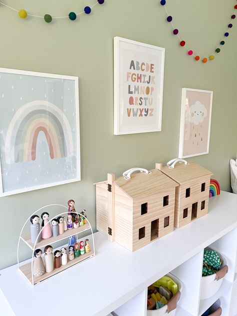 Peg Doll Storage, Peg Doll Furniture, Peg People Dollhouse, Doll House Storage Ideas, Storage Playroom, Doll Organization, Doll Storage, Toddler Bedroom, Peg People