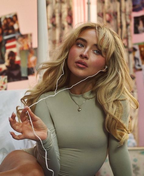 Sabrina Core, Carpenter Aesthetic, Disco Hair, Sabrina Carpenter Style, Bella Beauty, Model Inspo, Aesthetic Pics, Fav Celebs, Sabrina Carpenter