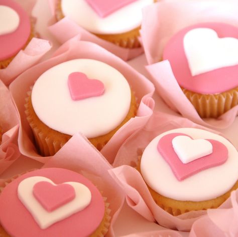 Simple Cupcake Designs, Valentines Cupcakes Decoration, Cupcakes Simple, Delicious Cupcakes Recipes, Heart Cupcakes, Valentine Desserts, Valentines Cupcakes, Valentines Day Food, Easy Cupcakes