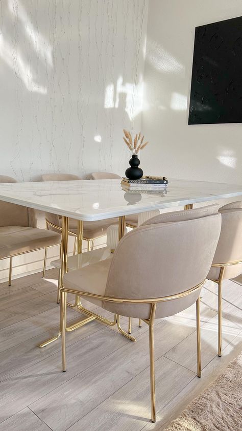 goldinspo.2021 on Instagram: MONDAYS LIKE THIS ☀️ HAVE A NICE WEEK BEAUTYS 🤍 • • • • • #inspo #inspohome #goldinspo #goldinspiration #gold #golddetails… Gold Legs Dining Table, Gold Dining Room Chairs, Gold House Decor, Beige Dining Table, White Dinning Room, Dinner Party Table Decor, Beige Dining Room, White Marble Dining Table, Gold Dining Room