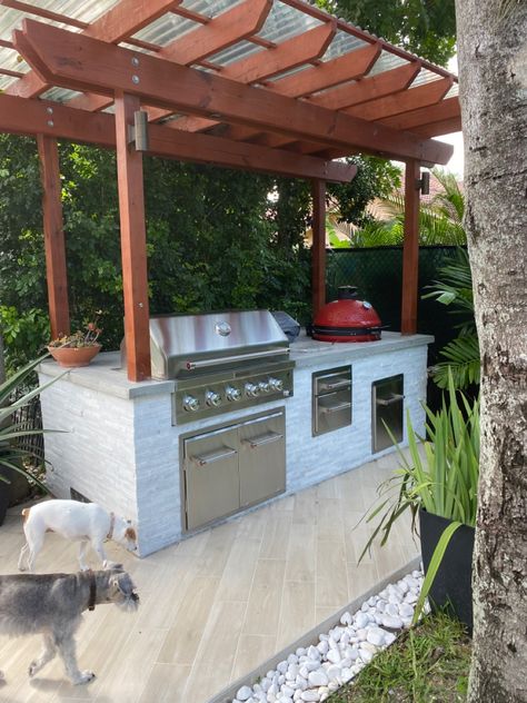 Small Built In Grill On Patio, Outdoor Grill Built In, Bbq Grill Design Backyard, Kamado Joe Outdoor Kitchen, Outdoor Kitchen Under Pergola, Kamado Kitchen, Dining Pergola, Backyard Kitchen Diy, Pool Area Landscaping