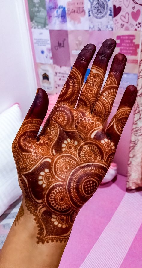 Most Beautiful Henna Designs, Simple Mendhi Design Back Hand, Henna For Back Hand, Medhini Designs, Mehendi Quotes For Instagram, Simple Modern Mehndi Designs, Easy Bridal Mehendi Designs, Back Mehendi Designs For Hands, Mehedi Henna Ideas