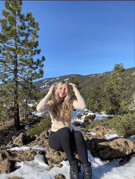 Hiking Outfit Inspo Winter, Snow Hike Outfit, Cute Hiking Fits Winter, Hiking Outfit Winter Aesthetic, Girly Hiking Outfit, Tahoe Outfit Fall, Cold Mountain Outfit, Cold Hike Outfit, White Hiking Outfit