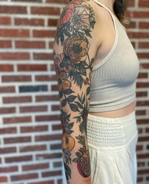 Color To Black And White Sleeve Tattoo, Neotraditional Floral Sleeve, Colorful Floral Tattoo Sleeve, Floral Tattoo Sleeve Men, Quarter Sleeve Tattoo Men, Floral Quarter Sleeve Tattoo, Color Sleeve Tattoo Women, Floral Sleeve Tattoo Color, Traditional Floral Tattoo Sleeve