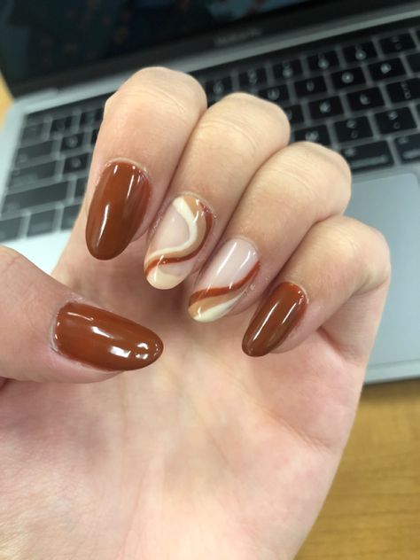 Fall Nail Ideas Coffin Short, Swirly Fall Nails, Swirly Nail Art, Brown Flame Nails, Fall Swirl Nails, Brown And White Swirl Nails, Brown Swirl Nails Short, Short Nail Designs Squiggles, Brown Swirly Nails Short