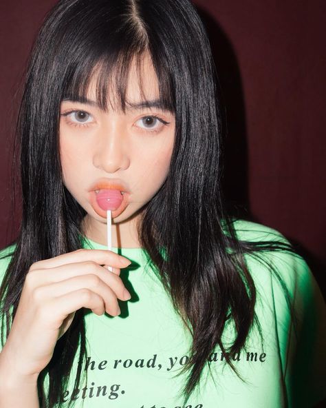 Lolipop Selfies Aesthetic, Pose With Lollipop, Lollipop Pose Reference, Lolipop Photos Ideas, Lollipop Selfie, Lollipop Pose, Asian Photoshoot, Song Ideas, Selfie Inspo