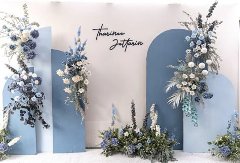 2023 Wedding Backdrop Trends, Blue Backdrop Wedding, Decor Tunangan, Ootd Bridesmaid Hijab, Wedding Backdrop Design Outdoor, Wedding Stage Design Backdrop Ideas, Wedding Backdrop Blue, Dekor Engagement, Blue Wedding Backdrop