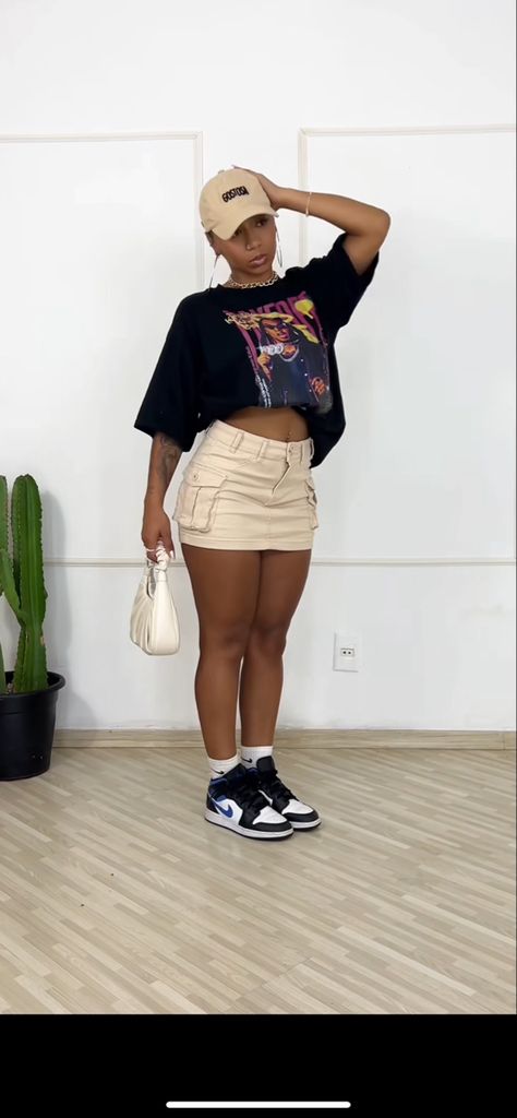 Tan Cargo Mini Skirt Outfit, Rb Concert Outfit, Atlanta Outfits Summer, Rap Concert Outfit Black Woman, Look Rep Festival, Look Show Rap, Look Festival Rap, Streetstyle Outfit Summer, Black Mini Skirt Outfit Summer Casual