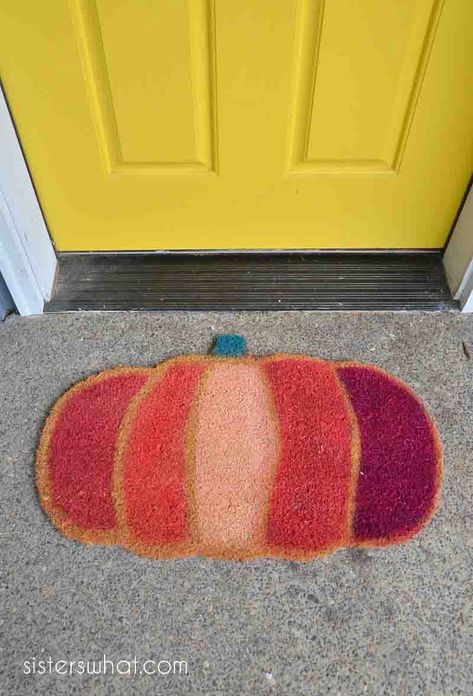 such a fun fall door mat idea with a pumpkin doormat Paint A Pumpkin, Pumpkin Doormat, Doormat Diy, Door Mat Decor, How To Spray Paint, Door Mat Diy, Diy Spray Paint, Fall Doormat, Painted Pumpkin