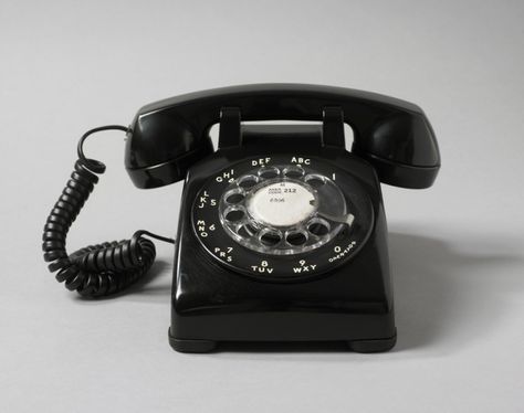 Model 500 telephone, designed by Henry Dreyfuss, manufactured by Western Electric Manufacturing Company for Bell Telephone Laboratories, 1953. Henry Dreyfuss, Detective Aesthetic, Telephone Vintage, Cooper Hewitt, Desk Styling, Rotary Phone, Vintage Phones, Vintage Telephone, Phone Booth