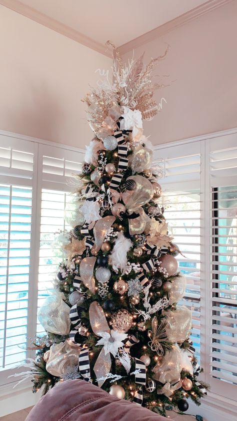 Black and Gold Christmas Tree By Dary Resendiz Black Christmas Tree With Rose Gold Decorations, Rose Gold Black Christmas Tree, Black Rose Gold Christmas Tree, Black And Gold Christmas Theme, Black Beige Gold Christmas Tree, Black Cream And Gold Christmas Tree, Black Gold And Cream Christmas Tree, Black And Rose Gold Christmas Decor, Black And White And Gold Christmas Tree