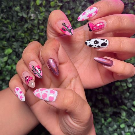 Western Glam Nails, Hot Pink Cowgirl Nails, Western Barbie Nails, Country Inspired Nails, Pink Cowboy Nails, Pink Country Nails, Cowgirl Nail Designs, Cowgirl Nail Ideas, Dolly Parton Nails