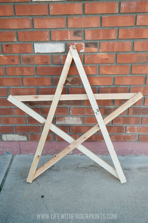 Diy Lighted Star Outdoor, Large Outdoor Christmas Star Diy, Large Wooden Star Diy, Nativity Star Diy, Diy Stars Christmas, Diy Wooden Stars Pattern, Christmas Star Ideas, Diy Easy Christmas Crafts, Wooden Stars Diy