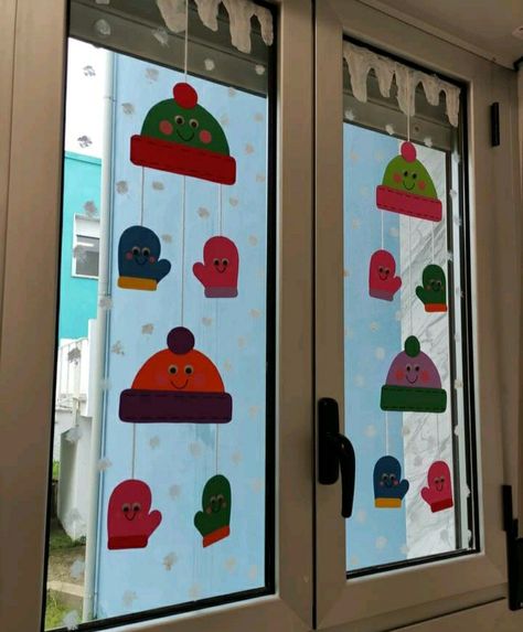 Winter Classroom Decorations Window, Winter Kindergarten Decoration, Window Winter Decoration, Xmas Window Display Ideas, Easy Winter Decorations, Christmas Tree Shopping, Winter Classroom Decorations, Kindergarten Decorations, Christmas Door Decorating Contest