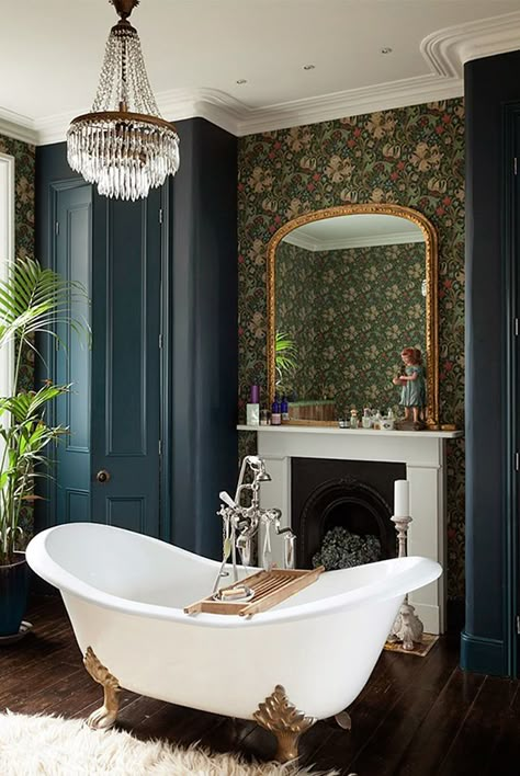 Clawfoot tub in bathroom in London Victorian home. Gorgeous dark green patterned wallpaper. Modern Victorian Interiors, Victorian House Plans, Victorian Interior, Victorian Interiors, Double Shower, Victorian Bathroom, Luxury Bathrooms, Bad Inspiration, Mirror On The Wall