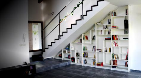 5 billy bookcases chopped up and put together under a staircase. Ikea Under Stairs, Staircase Bookshelf, Staircase Shelves, Stair Shelves, تحت الدرج, Ikea Bookshelves, Under The Stairs, Home Library Design, Bookshelf Design