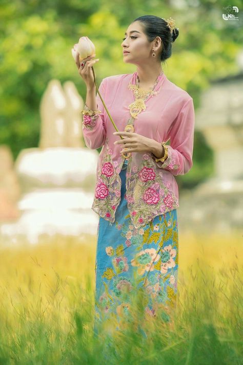 Kebaya Melayu, Singapore Culture, Kebaya Sulam, Kebaya Nyonya, Nyonya Kebaya, Kebaya Moden, Baba Nyonya, Art Galleries Design, Ss 2024