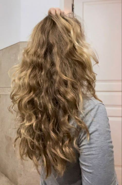 Wavy Hair Layers Long, Cool Blonde Hair Colour, Hair Color Hairstyles, Blonde Layered Hair, Hair Is Everything, Blonde Wavy Hair, Color Hairstyles, Cool Blonde Hair, Dirty Blonde Hair