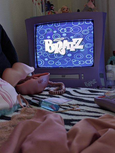 2000s Room Aesthetic, 2000s Bedroom, 2000s Room, Y2k Room, Aesthetic 2000s, Luxury Room Bedroom, Bratz Girls, Retro Gadgets, 2000s Nostalgia