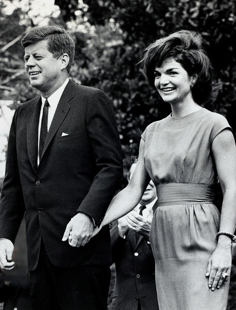 Summer Family Pictures, Jfk And Jackie, Lee Radziwill, Jackie Onassis, John Fitzgerald, Jfk Jr, The Kennedys, Family Picture Outfits, First Ladies