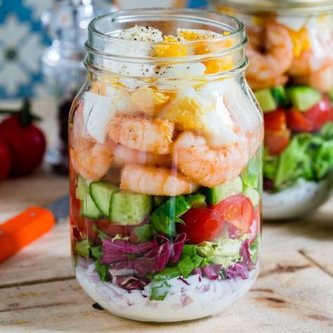 Prep several of these Jar Salads, and eat well this week! :) Makes 1 serving Ingredients: large mason jar 2 Tbsp chopped avocado 8 grape tomatoes 1 Tbsp red onion, chopped 2 Tbsp chopped cucumber 1 cup of romaine lettuce and baby spinach mix 1-2 Tbsp... #PackedLunchMeal #FoodPreparation #Delicious Mason Jar Meal Prep, Mason Jar Lunch, Salad Jar Recipe, Jar Salads, Jar Salad, Mason Jar Salad Recipes, Salad Meal Prep, Pear Salad, Mason Jar Salad