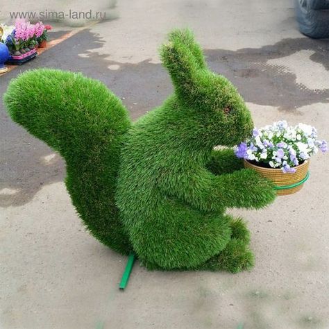 Live Topiary, How To Trim Bushes, Bonsai Diy, Unique Garden Art, Topiary Garden, Lawn Art, Floral Arrangements Diy, Garden Terrarium, Topiaries