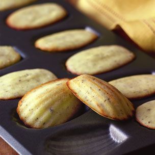 Madeline Cookies, Madeleine Recipe, Madeleine Cookie, Cookie Exchange, Tea Cakes, Williams Sonoma, Sriracha, Appetizer Snacks, Scones