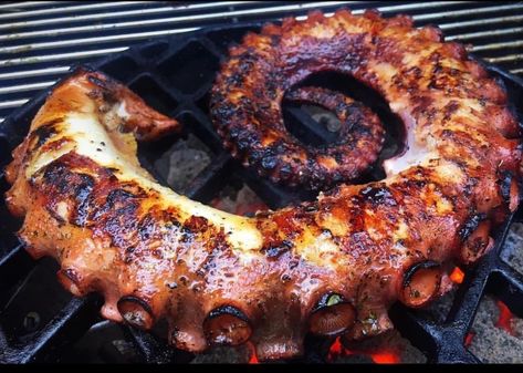 Octopus Recipe, Octopus Recipes, Bbq Seafood, Calamari Recipes, Grilled Seafood Recipes, Chicken And Veggies, Grilled Octopus, Cooking Seafood, I Wish I Was