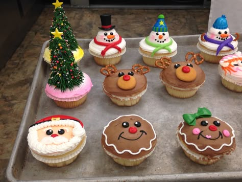 Jumbo Christmas Cupcakes, Gingerbread Man Cupcakes, Christmas Muffins Decoration, Christmas Decorated Cupcakes, Jumbo Cupcake Ideas, Christmas Cupcake Designs, Christmas Cupcake Decorations, Cupcakes For Thanksgiving, Christmas Cupcake Recipes